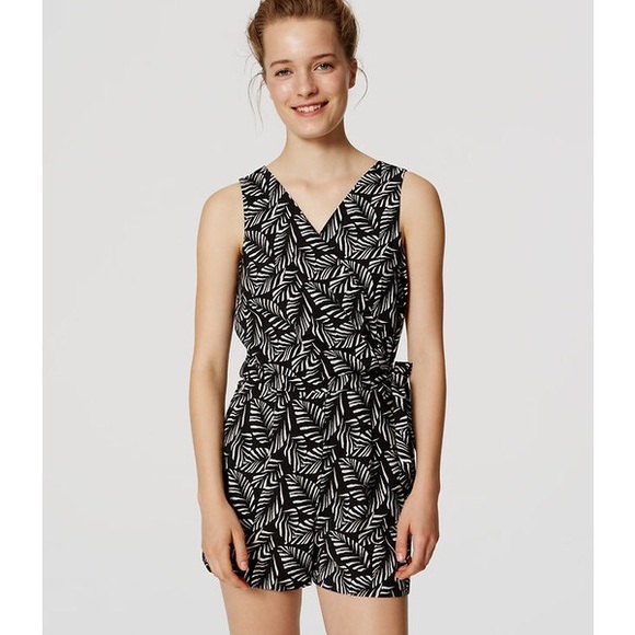 LOFT Outlet Dresses & Skirts - 🏙 LOFT Outlet Patterned Wrap-Top Romper 🌃
